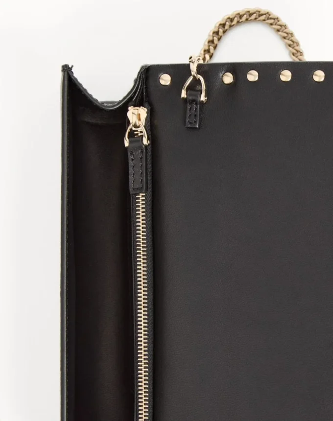 Rockstud Wallet With Chain In Grainy Calfskin