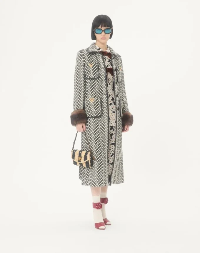 Valentino Garavani DeVain Small Shoulder Bag In Raffia With Wave Pattern