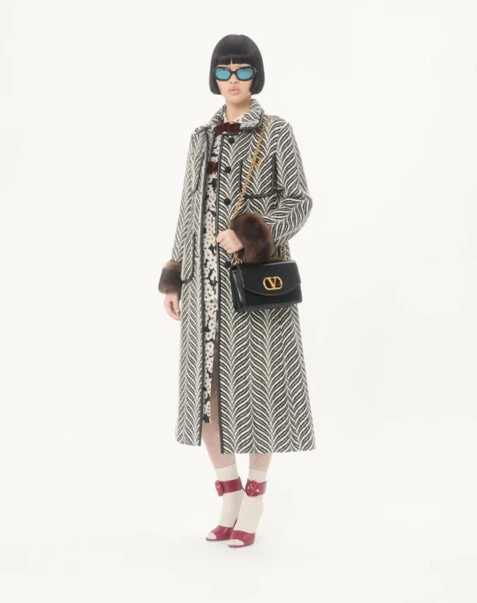 Valentino Garavani Vain Shoulder Bag In Shiny Calfskin