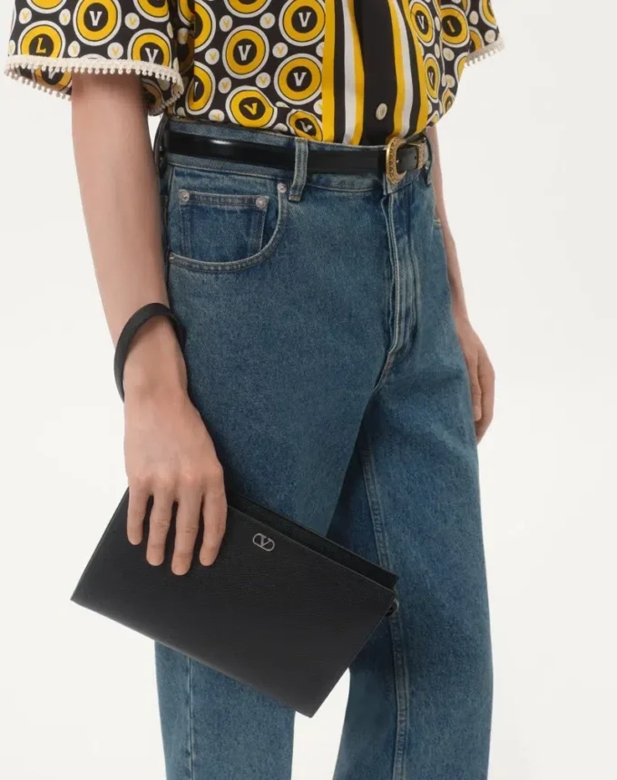 Valentino Garavani Vlogo Signature Grainy Calfskin Pouch