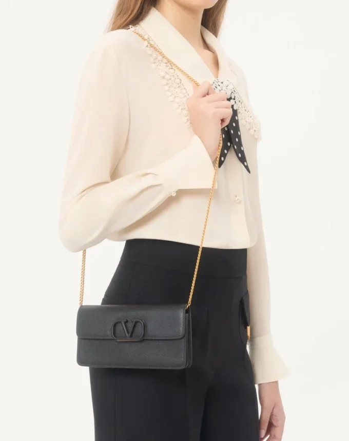 Vlogo Signature Grainy Calfskin Wallet With Chain Vlogo Signature Grainy Calfskin Wallet With Chain