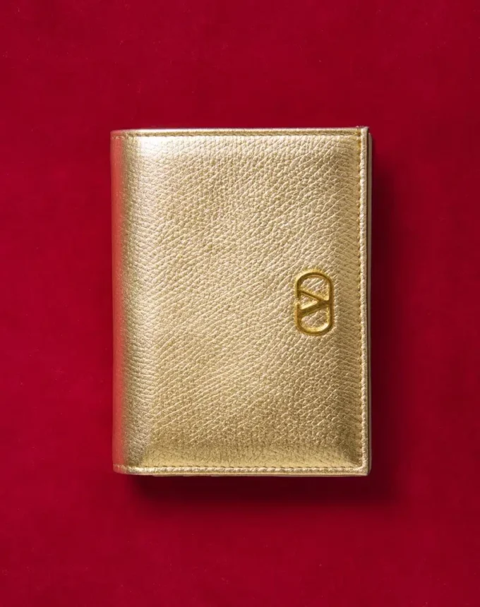 Vlogo Signature Laminated Grainy Calfskin Wallet Vlogo Signature Laminated Grainy Calfskin Wallet