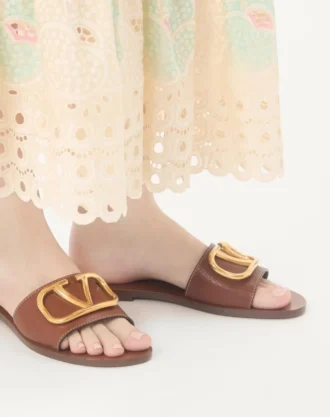 Vlogo Signature Slide Sandal In Grainy Cowhide With Accessory